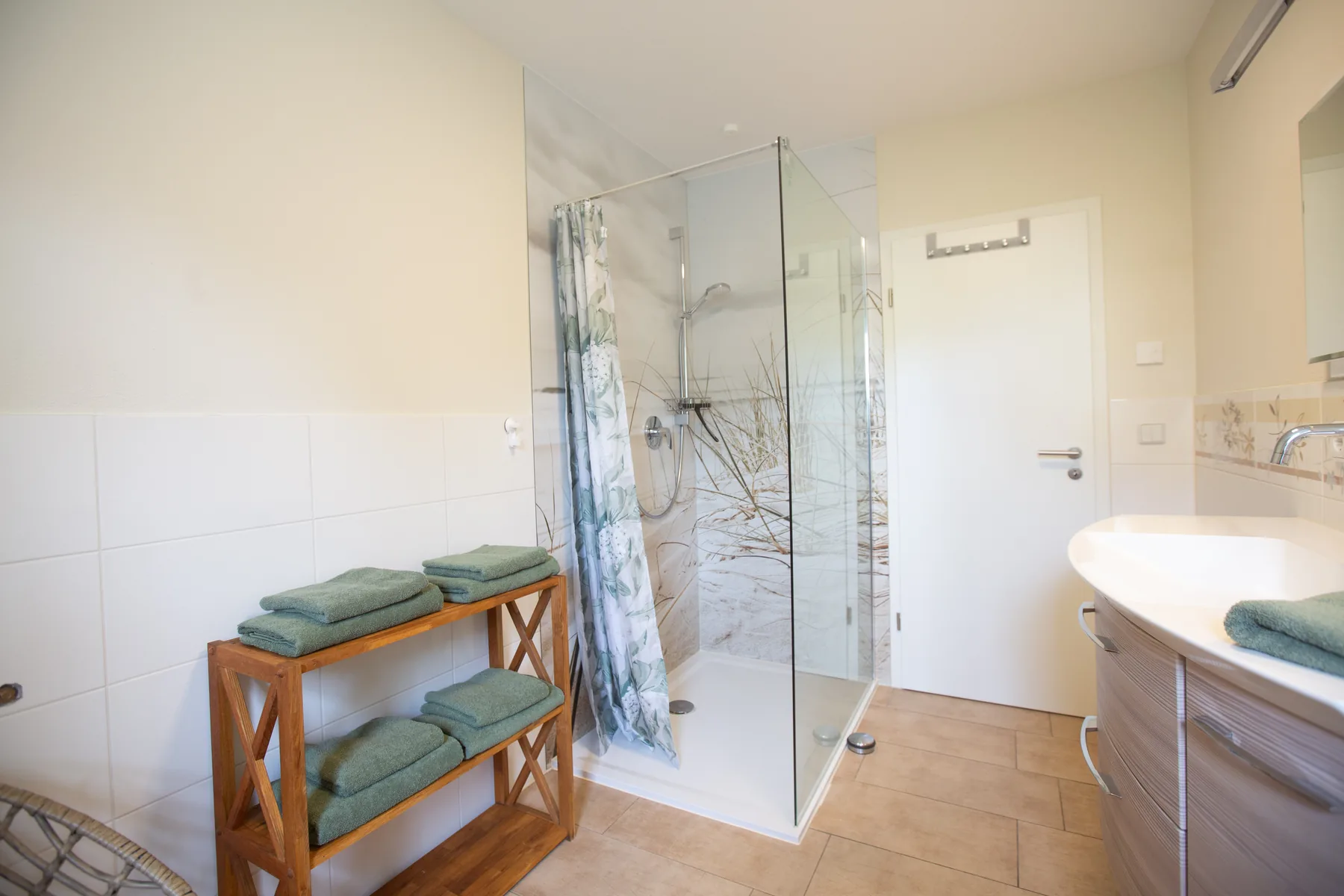 Badezimmer mit ebenerdiger Dusche