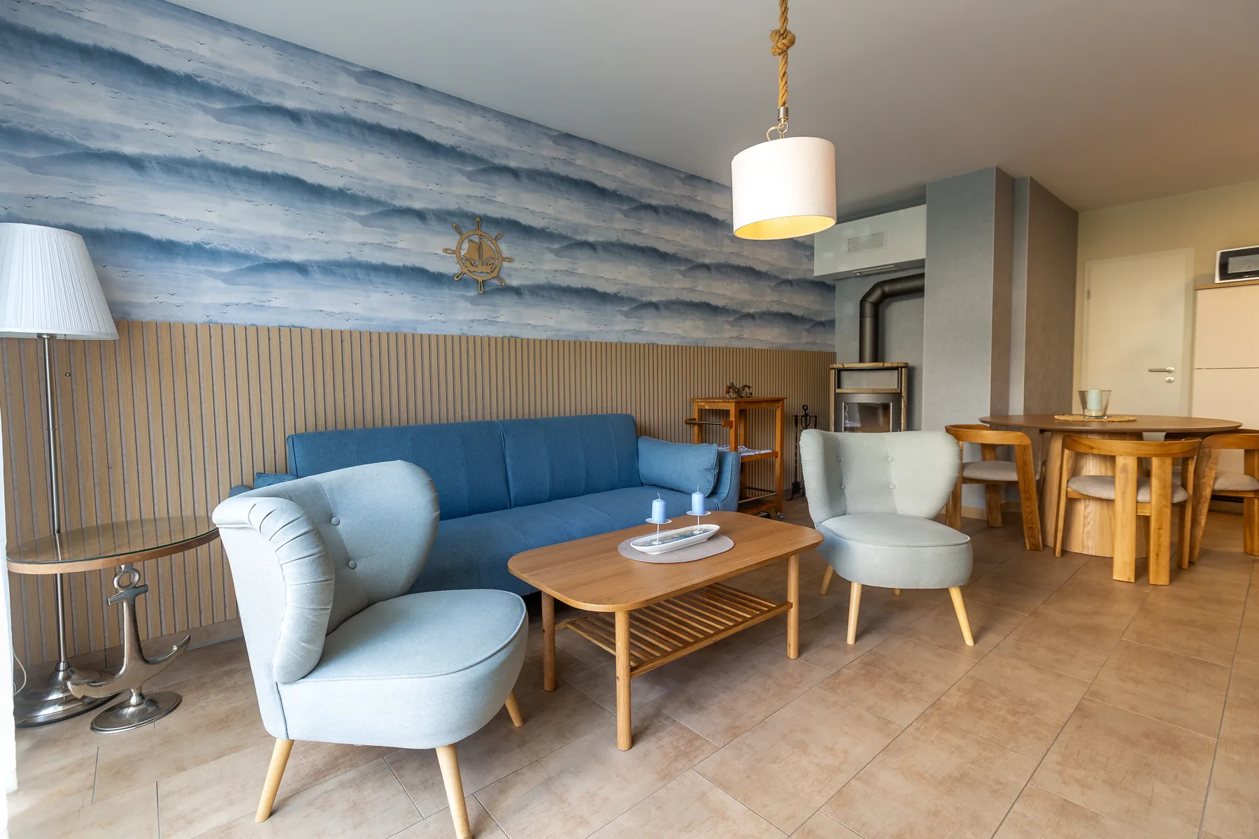 Helles Wohnzimmer der Ferienwohnung Stralsund
